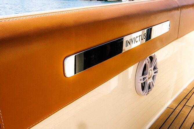 1H Luxury Cruise Como Lake Tender Yacht Invictus 9 Pax - Is $108.84 per person good value?