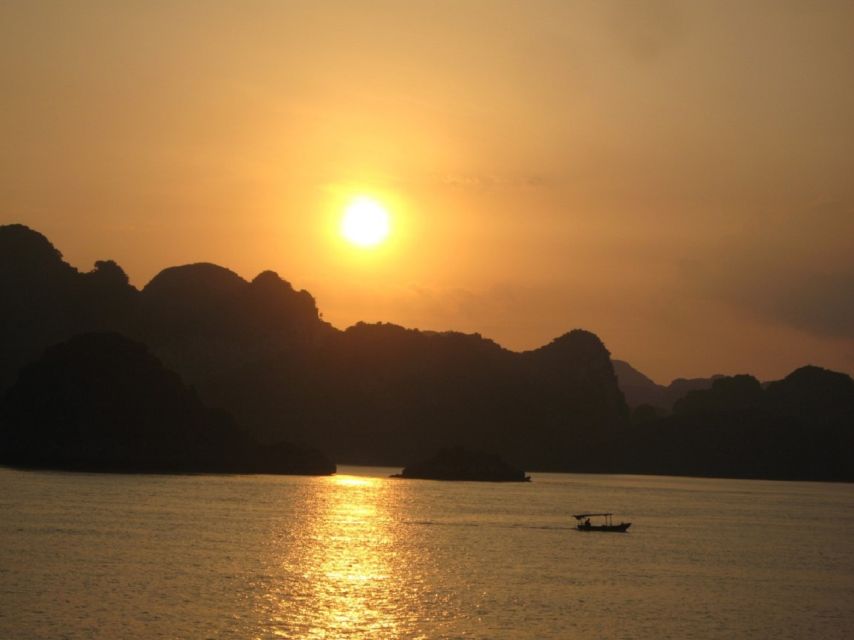 2-Day: Hanoi - Ninh Binh - Halong Bay Luxury Cruise - The road to Ha Long Bay