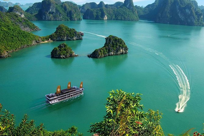 2 Days and 1 Night Halong Bay Luxury Genesis Regal Cruises - The guide and service experience