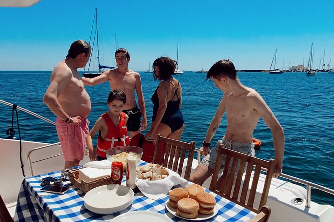 2H Lisbon Private Luxury Catamaran Tour with Welcome Drink - What the crew adds to the two hours