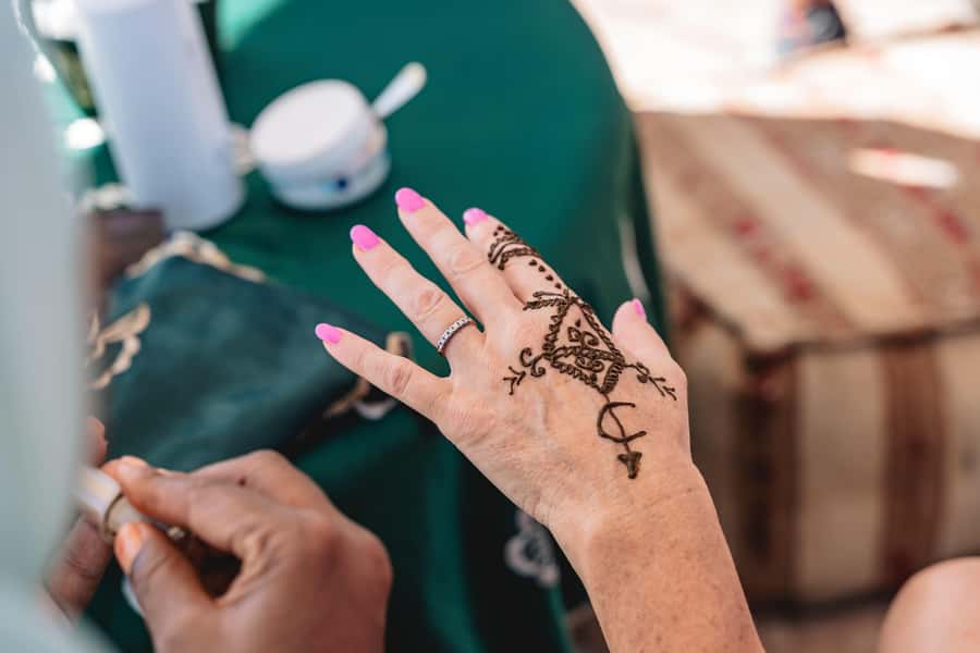 Agafay Desert Luxury Dinner w Live Music & Fire Show - Gnawa music and henna during the meal