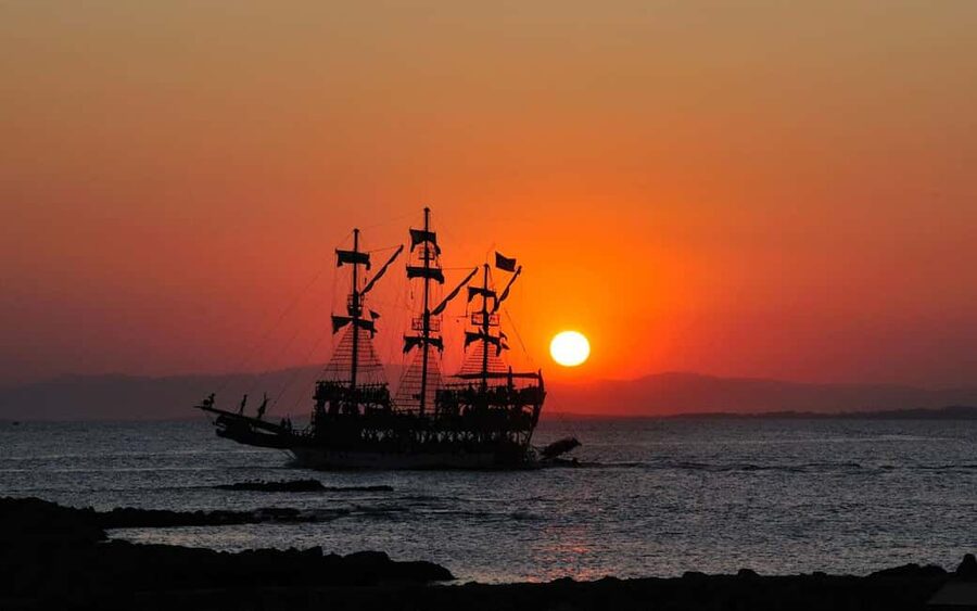 Alanya: Luxury Mega Pirate Boat W/ Lunch, Drinks & Transfer - A Short Cruise With a Big Coastal View