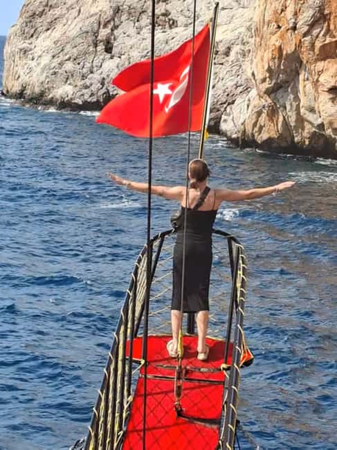 Alanya: Luxury Pirate Boat with Lunch & Unlimited Drinks - Music, Pirate Costumes, and the Foam Party