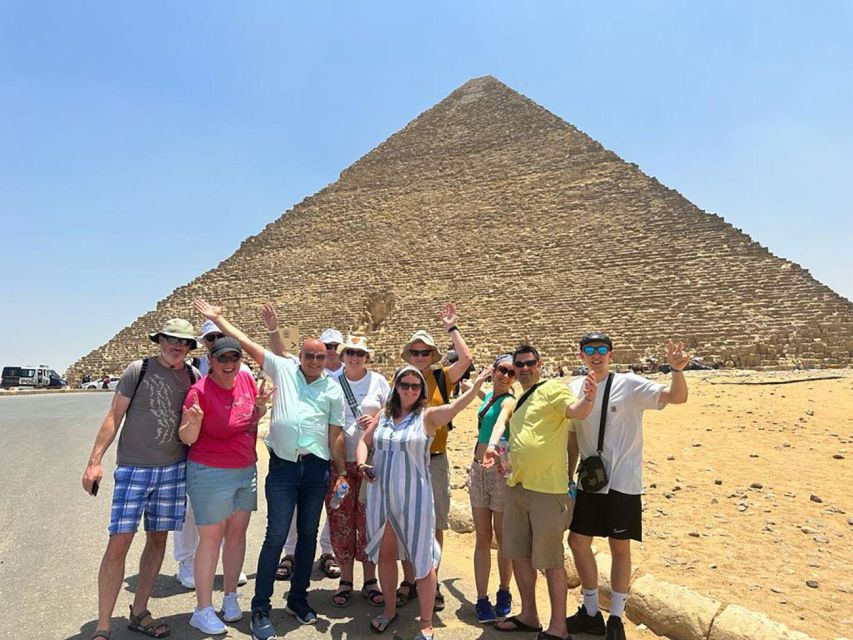 All-inclusive private Trip Pyramids Sphinx, Camel, VIP Lunch - VIP lunch at a local restaurant