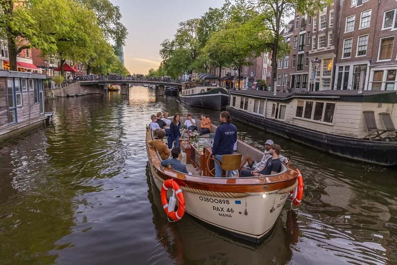 Amsterdam: 2-Hour Luxury Canal Cruise with Snacks & Drinks - What comes with the snacks and drinks