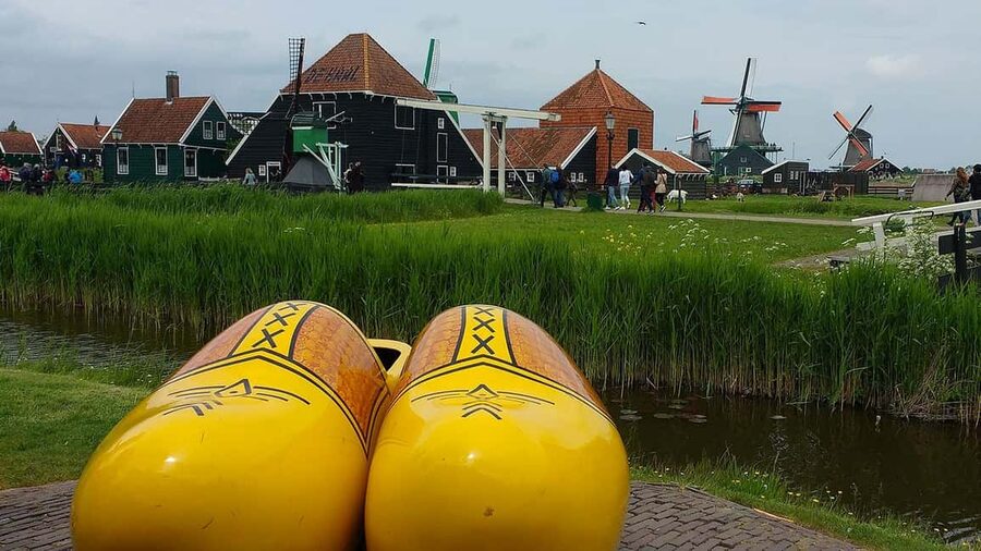 Amsterdam: Explore Zaanse Schans: Half-Day Luxury Coach Trip - Dutch cheese tasting and the live demonstration