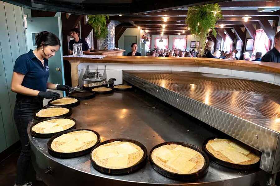 Amsterdam: Explore Zaanse Schans: Half-Day Luxury Coach Trip - Clog-making at the wooden shoe shop