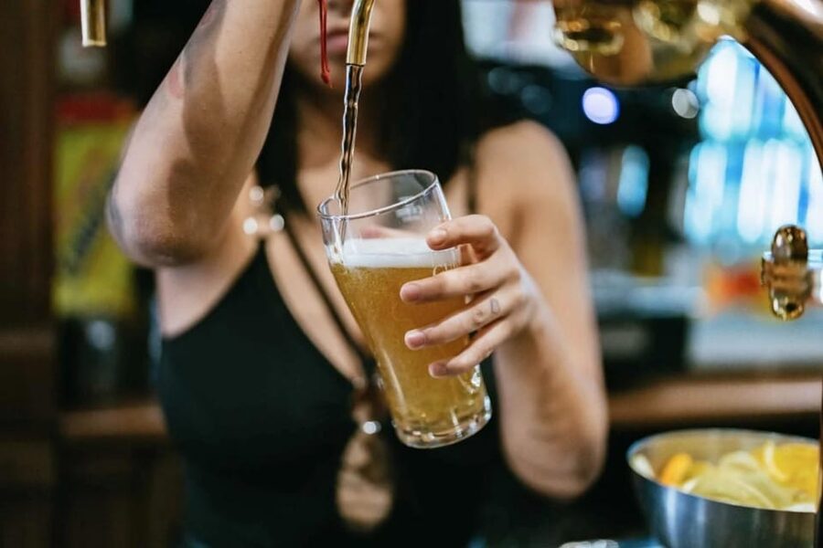 Amsterdam: Ludwig's Original Pub Crawl with VIP Club Entry - The first bars: easy introductions and free shots