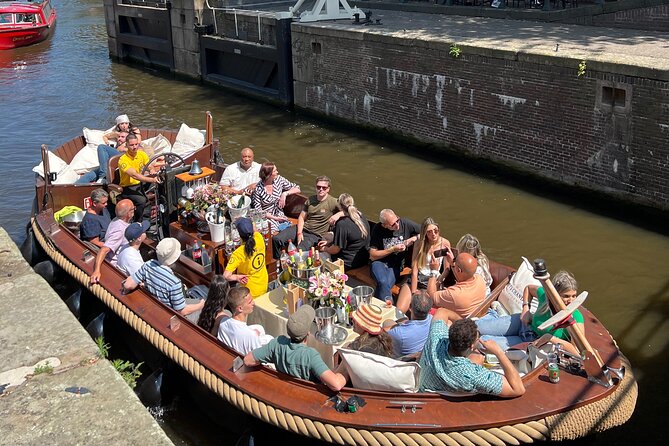 Amsterdam Luxury Boutique Boat tour with Unlimited Beer and Wine - Guide quality can shape the whole ride