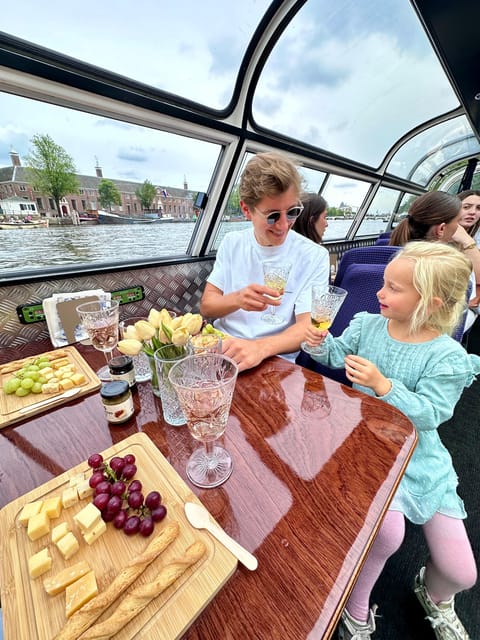 Amsterdam: Luxury Cheese & Wine Canal Cruise - Meeting the boat at the H’Art Museum