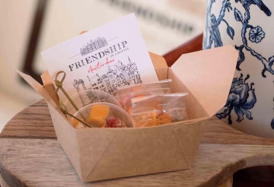 Amsterdam: Luxury Saloon Boat Cruise with Cocktails & Waffle - What the guides add to the hour