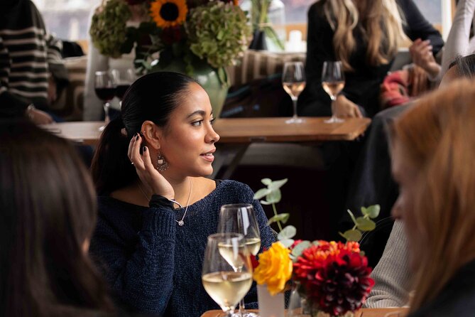Amsterdam: Luxury Saloon Boat Cruise with Cocktails & Waffle - Why a canal cruise works so well in Amsterdam