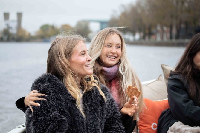 Amsterdam: Luxury Saloon Boat Cruise with Cocktails & Waffle - Commentary, language, and sound