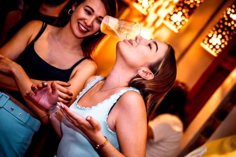 Amsterdam: Original Pub Crawl Party with VIP Entrance - Walking from the Red Light District toward Leidseplein