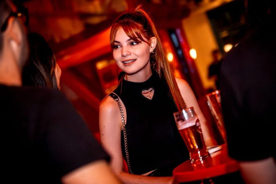 Amsterdam: Original Pub Crawl Party with VIP Entrance - VIP entry at the final club