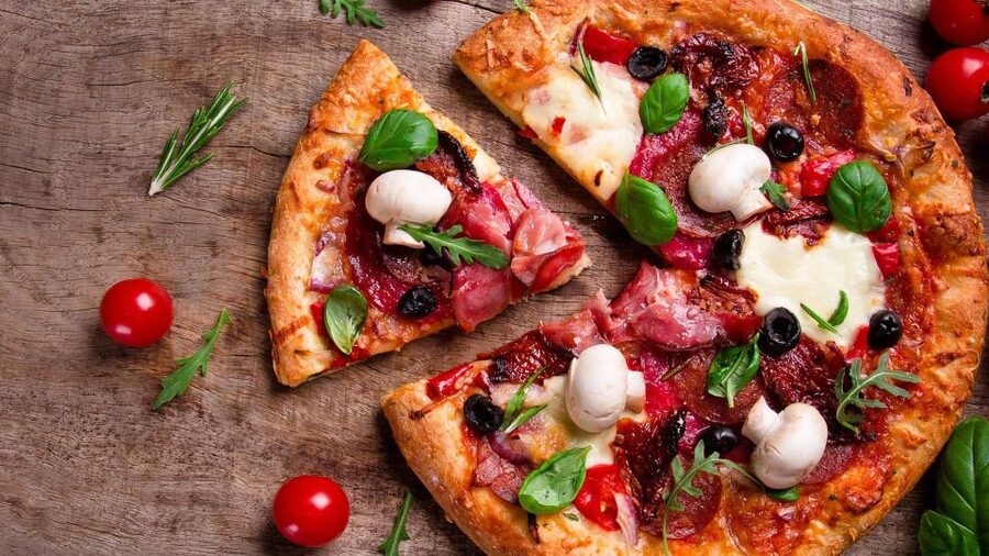 Amsterdam: Private Luxury Cruise with Pizza and Drinks - Finding Roos behind the Apple Store