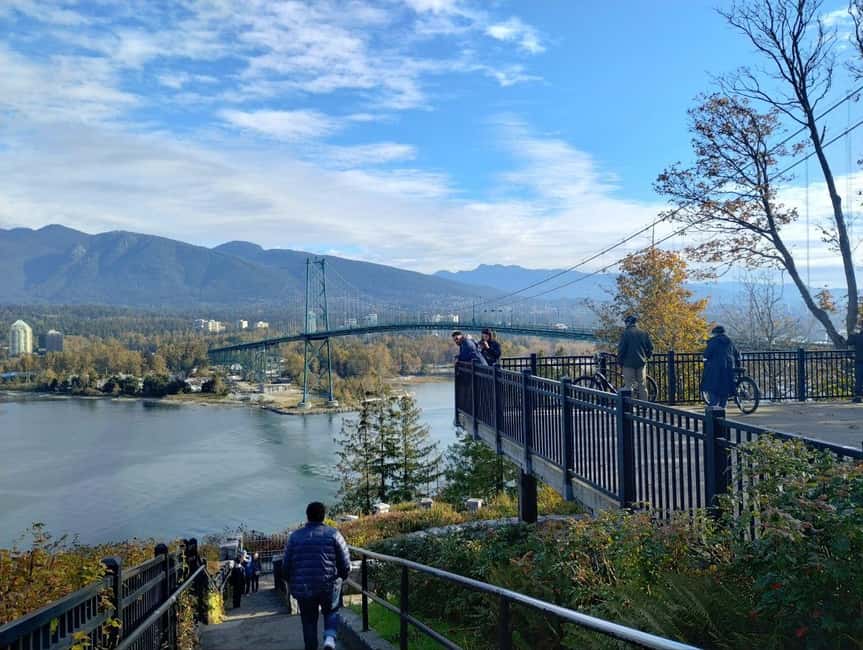 Aquarium & StanleyPark+20 Gem Spots+City/Vip Car+Small Group - Vancouver Aquarium: 80 minutes underground and underwater