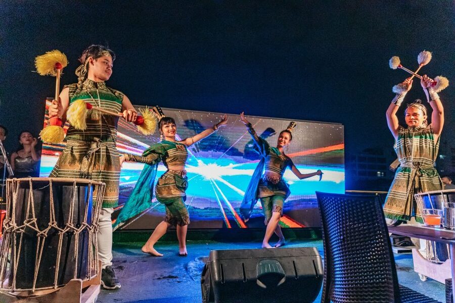 Bangkok: Alangka Luxury Buffet Dinner Cruise With Live Music - The buffet: Thai favorites and international comfort food