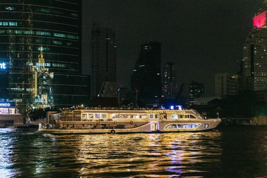 Bangkok: Alangka Luxury Buffet Dinner Cruise With Live Music - Live music and traditional Thai dancing