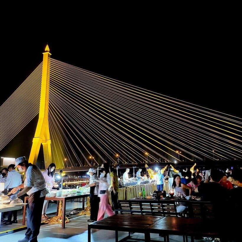 Bangkok: Luxury White Dinner Cruise Free Flow Beer and Wine - What you see from ICONSIAM to Asiatique