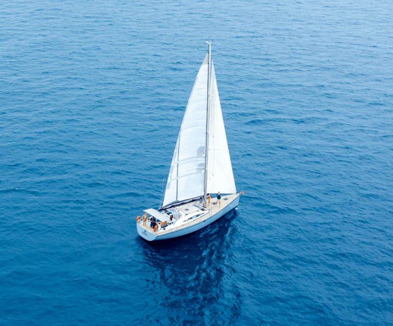 Barcelona: Luxury Yacht Private Sailing Tour - Cava, wine, beer, and snacks onboard