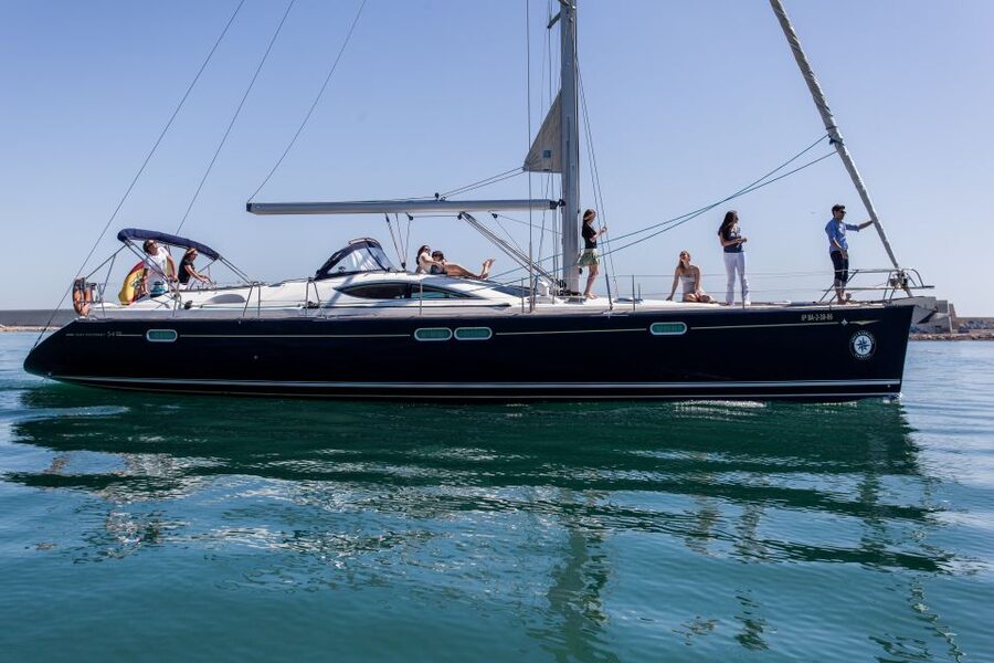 Barcelona: Private Luxury Sailing Tour - Choosing between two hours, four hours, or longer