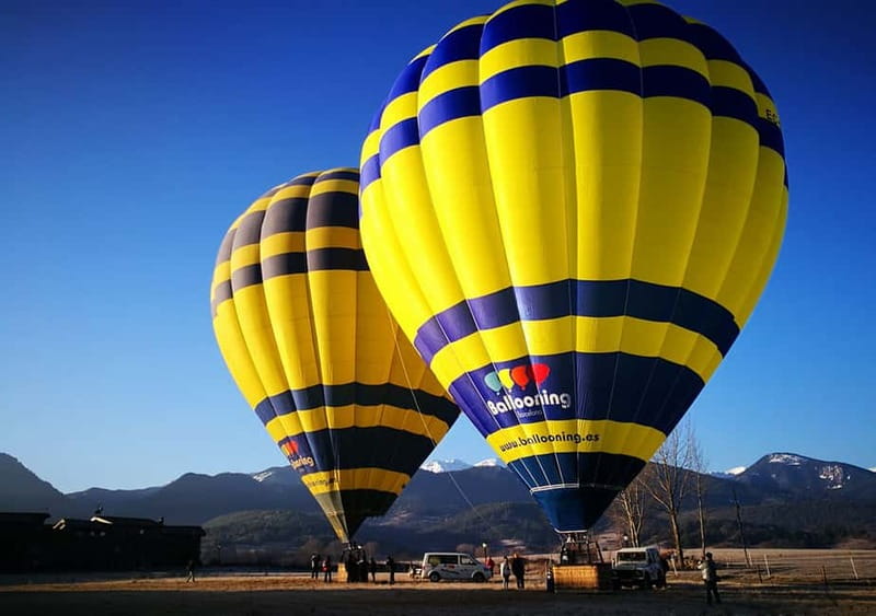 Barcelona Private VIP Balloon Flight with Pick-up Service - Landing, cava, and a picnic brunch