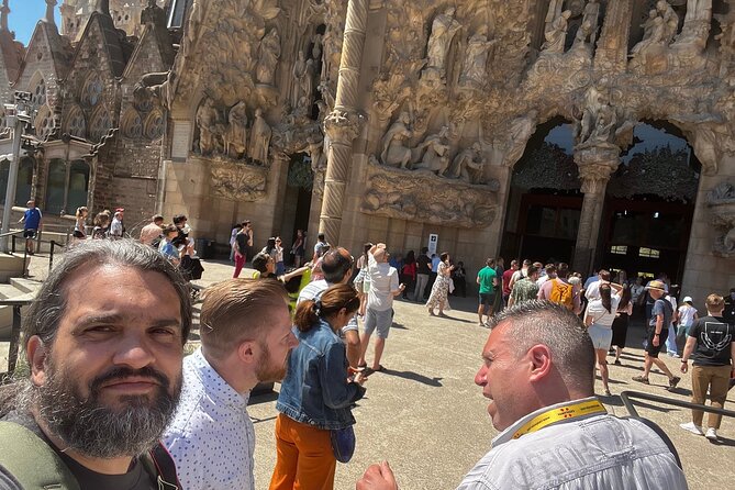 Barcelona VIP Private Tour: Sagrada Familia, Park Güell & Pedrera - Lunch with Iberian ham and wine