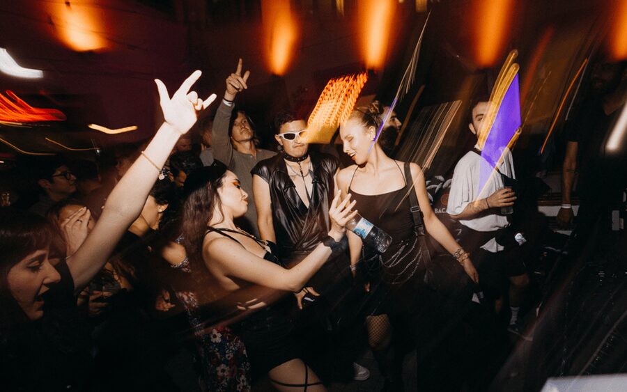 Berlin: Pub Crawl with Shots and VIP Club Entry - Key points at a glance