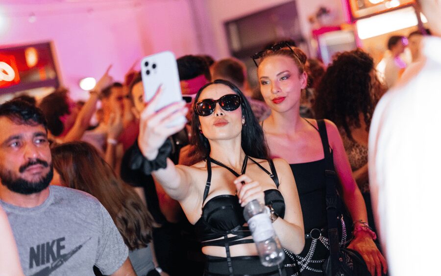 Berlin: Pub Crawl with Shots and VIP Club Entry - Meeting the group at Alexanderplatz at 9 p.m.