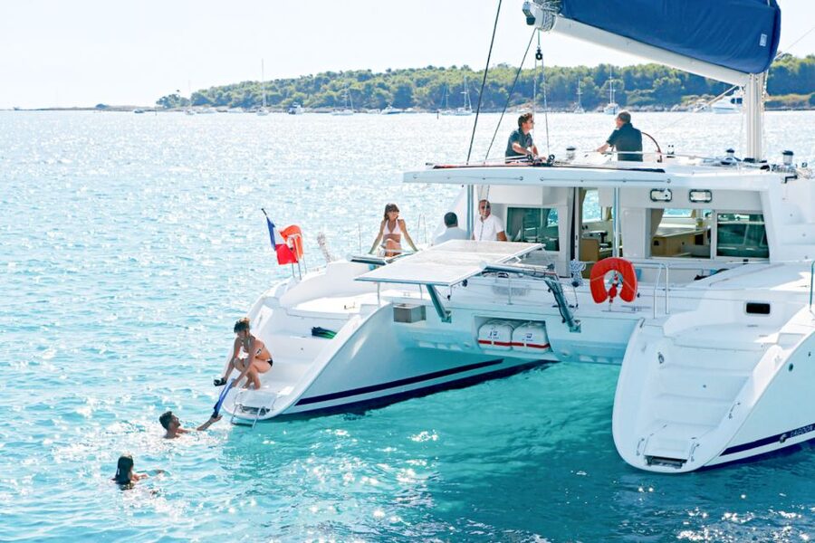 Big Island: Luxury Catamaran Trip along the Kona Coast - Crew service and the small-group difference