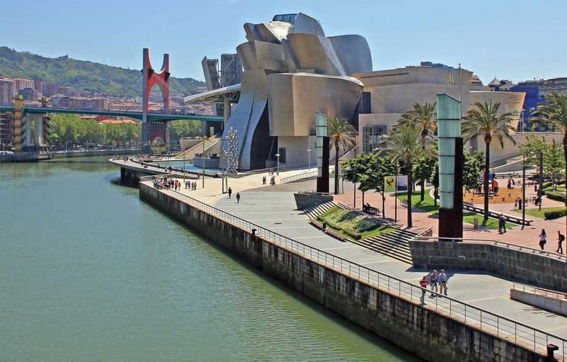 Bilbao: Guggenheim VIP Experience. Small Group. Expert Guide - Inside the galleries: major works made easier to approach