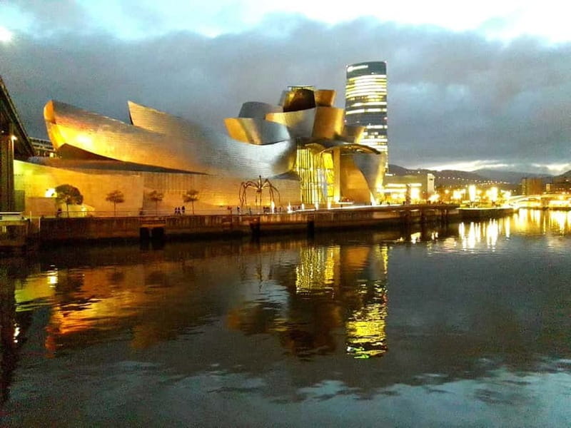 Bilbao: Guggenheim VIP Experience. Small Group. Expert Guide - The small-group difference