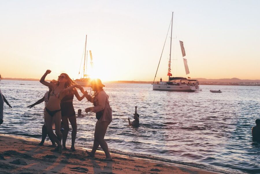 Boat in Algarve - Luxury Catamaran - Portimão - Crew service and the feel onboard