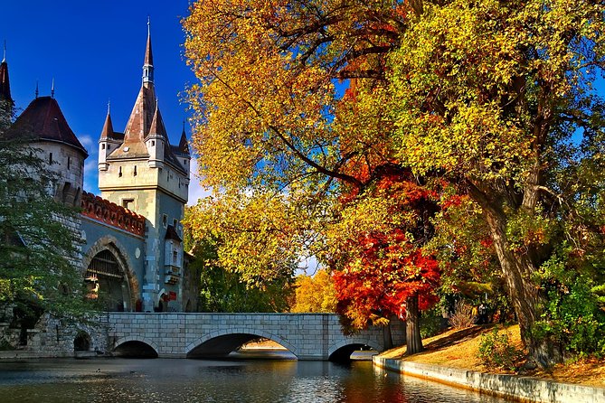 Budapest in a Day Private Luxury Sightseeing Tour - Lunch and local browsing at Central Market Hall