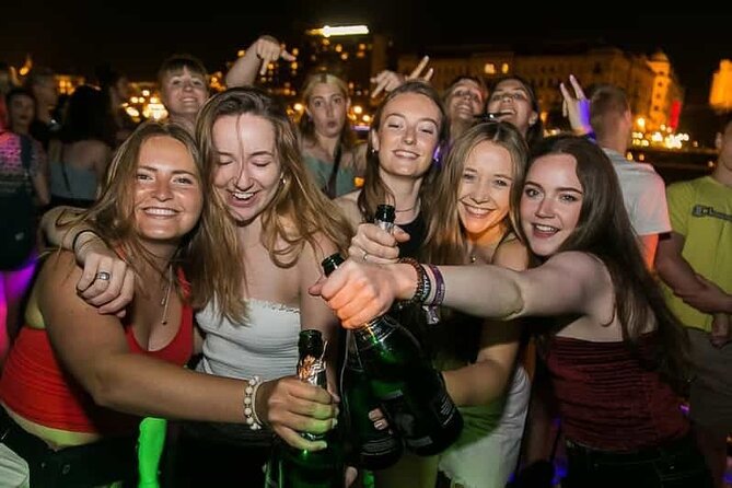Budapest: Pub Crawl & Ruin Bar Tour – Free Shots & VIP Entry - Humbak Borkapolna: a slower first taste