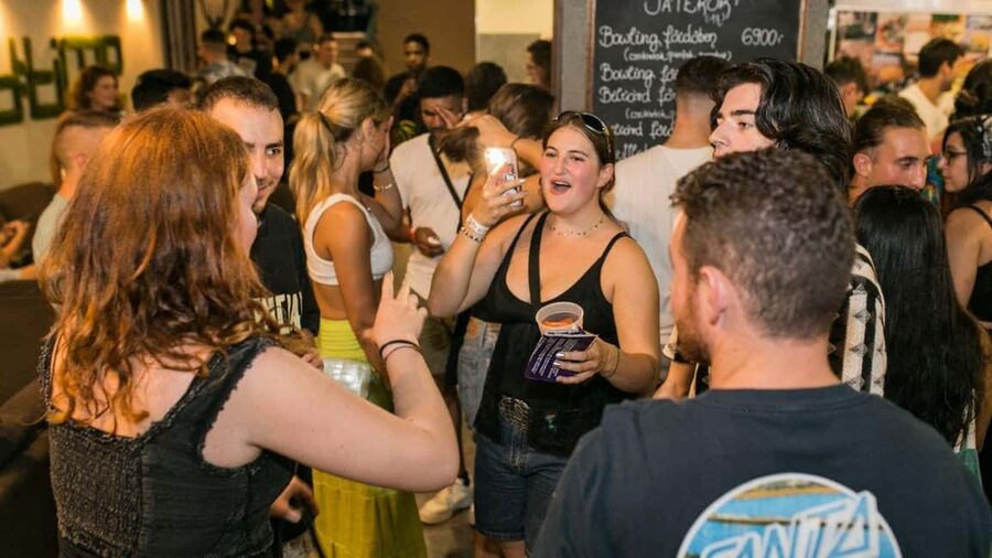 Budapest: Unmissable Bar Crawls with Shots & VIP Club Entry - Starting with a welcome drink and a new crowd
