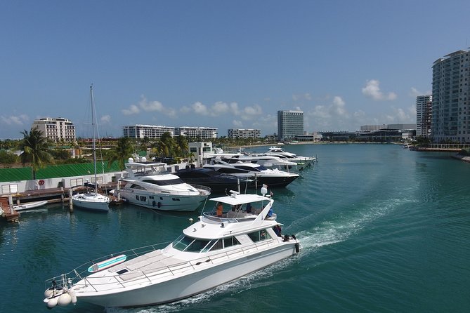 Cancun Boat Tour to Isla Mujeres on Luxury Yacht with Chef -SR55C - Choosing the route around Isla Mujeres