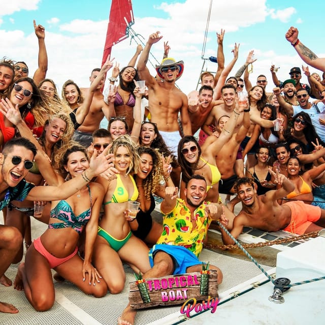 Catamaran Lucile | Famous VIP cata party - What makes the afternoon special