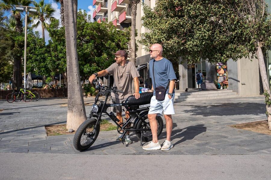 City Highlight Tour on a Luxury (electrical) Fatbike - Ciutadella Park and the Arc de Triomf