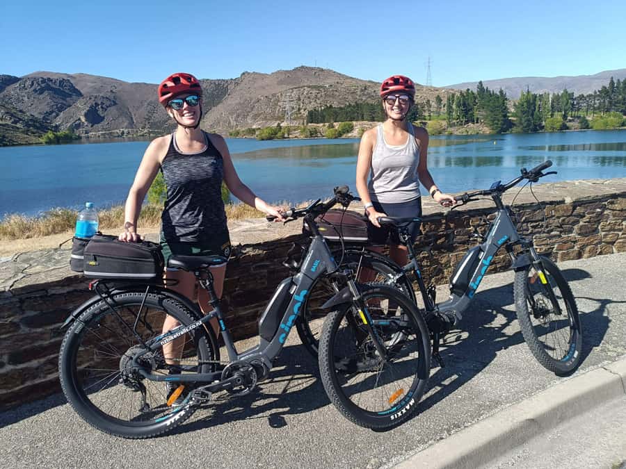 Cromwell: Lake Dunstan Trail Bike Rental and Luxury Shuttle - Choosing between a standard bike and an e-bike