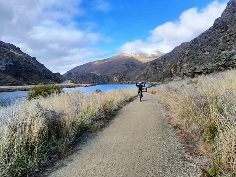 Cromwell: Lake Dunstan Trail Bike Rental and Luxury Shuttle - Riding the first section from Cromwell