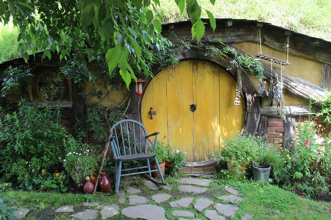 Day Tour Hobbiton + Rotorua from Auckland in Luxury Minibus - Guides make or break a long day