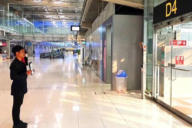 Don Mueang Guided VIP Fast Track Immigration Service - Finding your hostess at DMK