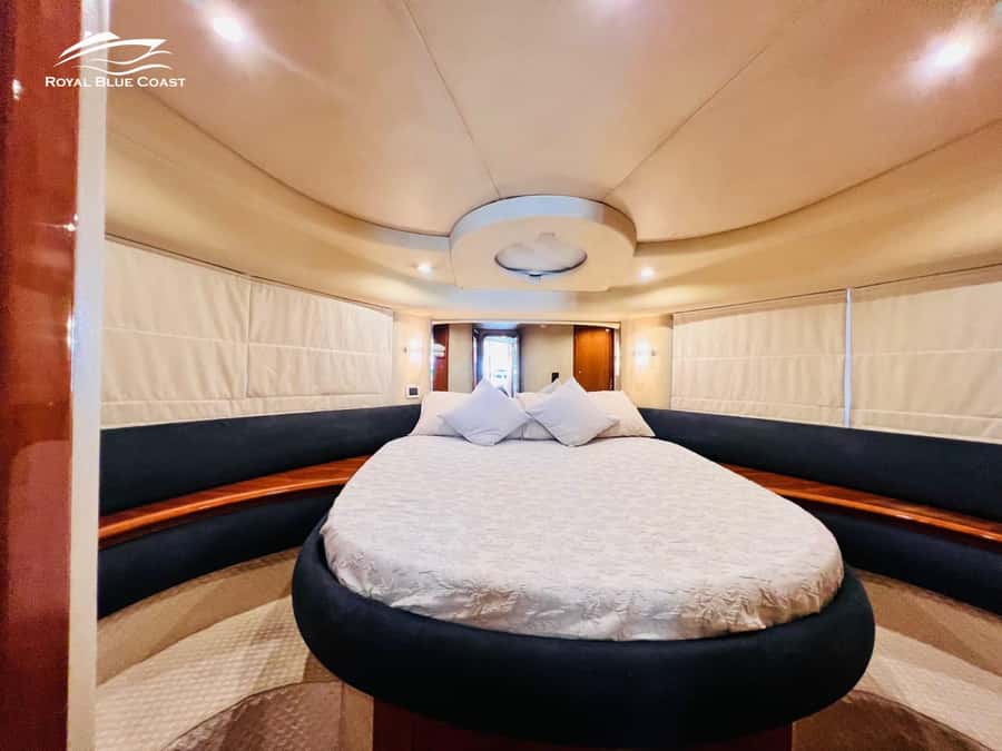 Dubai: Azimut 42 Feet Private Luxury Yacht Cruise - Is the yacht comfortable for families and celebrations?