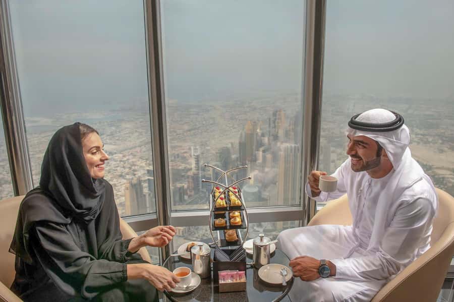 Dubai: Burj Khalifa VIP Experience Level 152 Lounge Access - Canapés, desserts, and the included drink