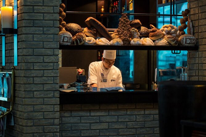 Dubai International Airport (DXB) T3/T1/T2 VIP Lounge Access - Food, Drinks, and the Practical Value of the Buffet