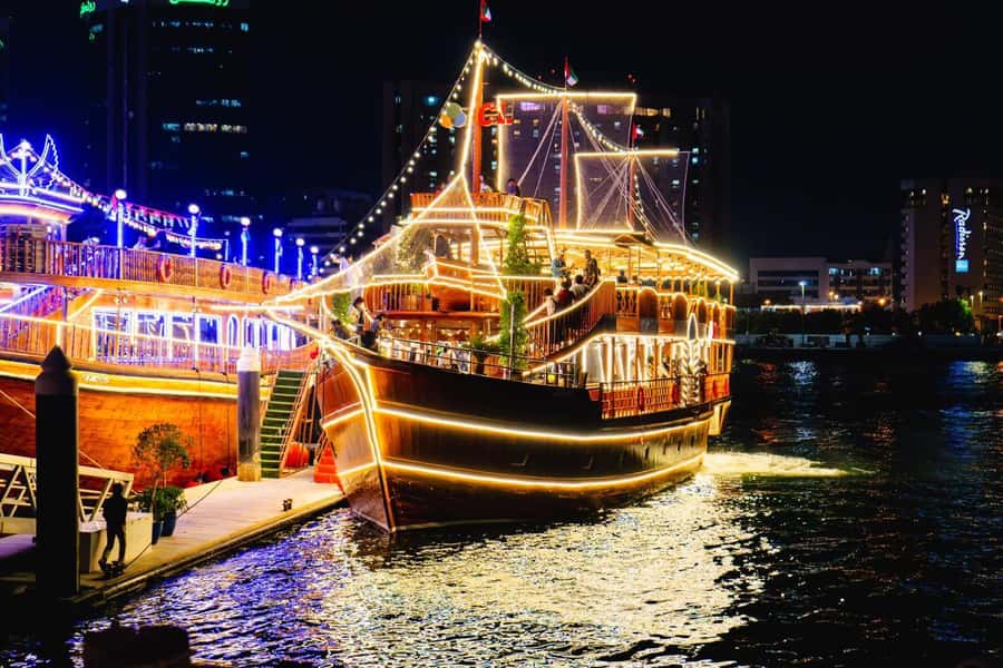 Dubai: Luxury Dinner Cruise with Live Music - Finding the right boat at Dubai Creek