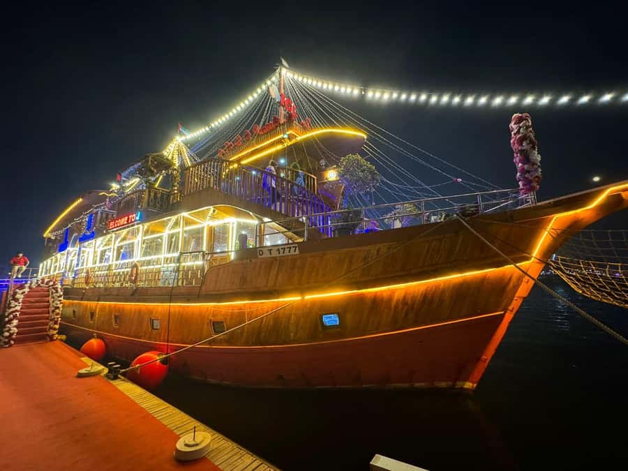 Dubai: Luxury Dinner Cruise with Live Music - The Tanoora show and onboard music