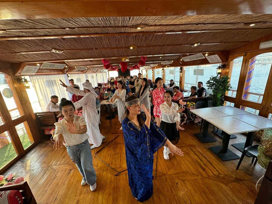 Dubai: Luxury Dinner Cruise with Live Music - Who should choose this cruise